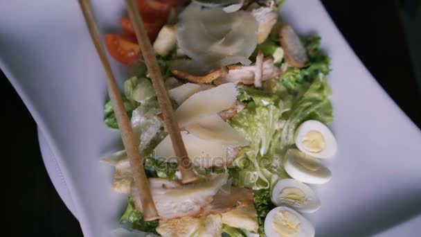 Крупним планом страва з морепродуктів обертається на тарілці 4K — стокове відео
