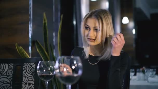 Chicas elegantes comiendo, bebiendo vino y hablando en el restaurante de moda 4K — Vídeo de stock