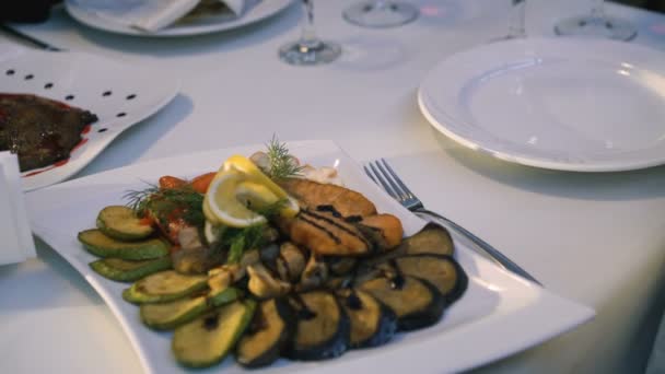 여 대 손 절단 물고기 및 레스토랑 4 k에서에서 접시에 잘라의 클로즈업 — 비디오