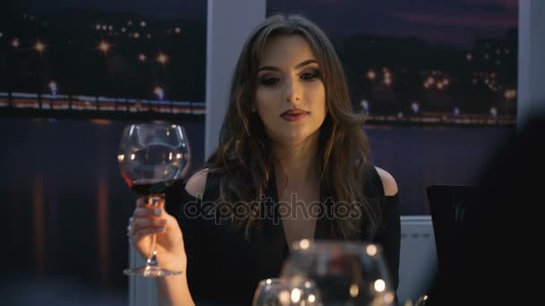 Okulary portret ładna kobieta rodzi i toastes wina w restauracji w 4k — Wideo stockowe