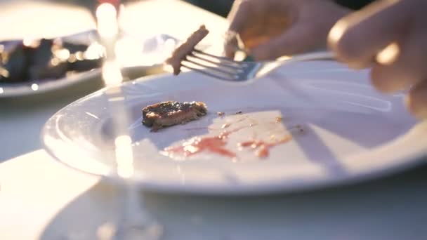 Закрыть женские руки, вырезать блюдо орт на тарелке в ресторане 4K — стоковое видео