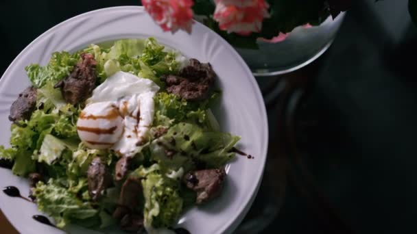 Rotativa de apresentação de delicioso prato de restaurante em 4K — Vídeo de Stock