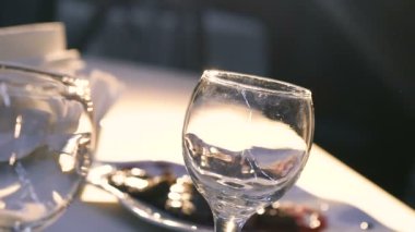 Kadının el yükseltir şarap cam ışığa yakın çekim