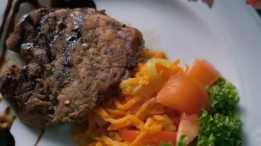 Lezzetli restoran yemek sunumunu döndürme