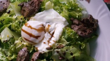 Lezzetli restoran yemek sunumunu döndürme