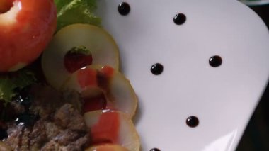 Lezzetli restoran yemek sunumunu döndürme