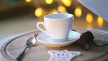 Bir fincan kahve 4 k içine su dökme