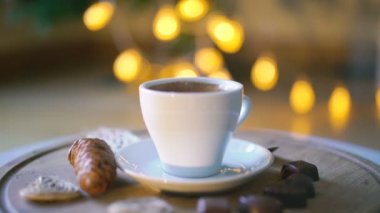 Sıcak kahve, şekerleme ve bisküvi 4 k ile ahşap arka plan döndürme