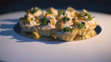 Arka plan ile tat aperatifler şiş 4 k üzerinde döndürme