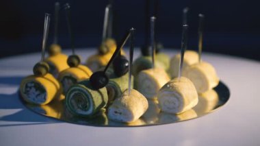 Arka plan ile tat aperatifler şiş 4 k üzerinde döndürme