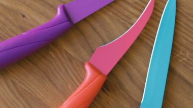 Ahşap arka plan bıçak ile döner