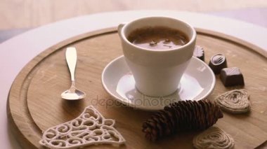 Kahve, şeker ve bisküvi ile ahşap arka plan dönen kapatın