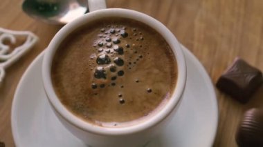 Kahve, şeker ve bisküvi ile ahşap arka plan dönen kapatın