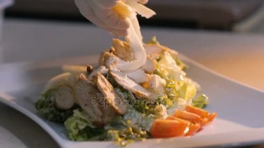 Lezzetli yemek sunum yapma Şef kapatın. Yavaş yavaş