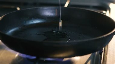 Dökme kızartma tavası yağ ile kapatın. Yavaş yavaş