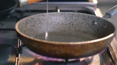 Dökme kızartma tavası yağ ile kapatın. Yavaş yavaş