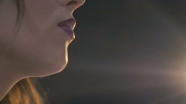 Seductively havuç yeme womans portre kadar kapatın. Yavaş yavaş