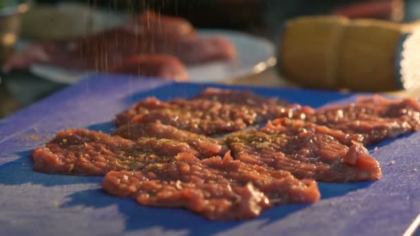 Close up van smaakstoffen vlees karbonades. Slow motion — Stockvideo