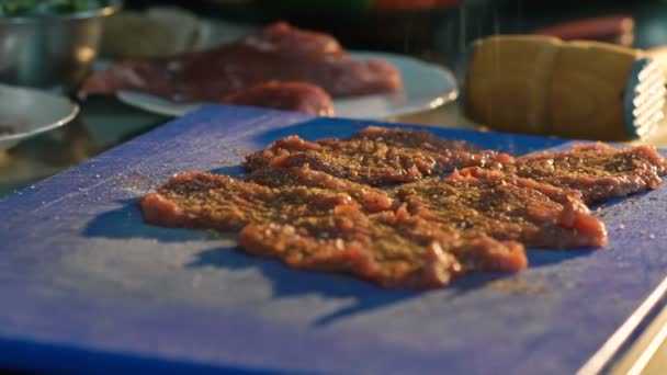 Primer plano de saborizar chuletas de carne. Movimiento lento — Vídeo de stock