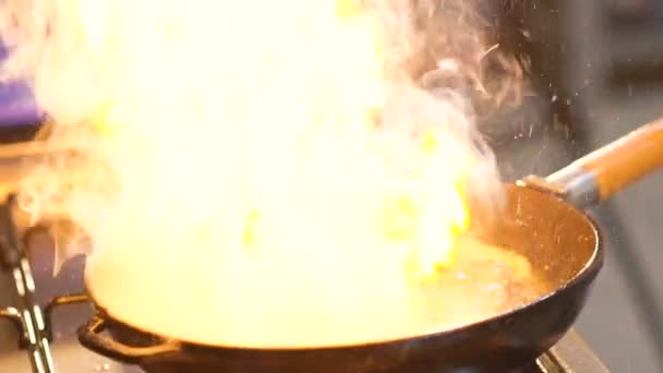 Närbild av kött stekning med mässa och rök. Långsamt — Stockvideo