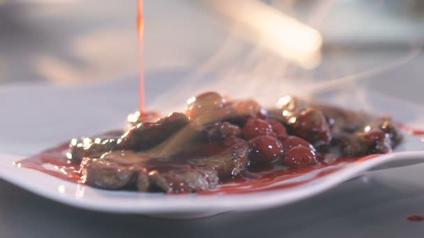 Chef verser de la viande avec de la sauce. Doucement. — Video