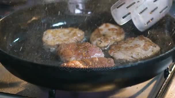 Zár-megjelöl-ból szelet hús sütés. Lassú mozgás — Stock videók