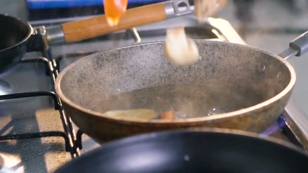 Εμφάνιση του ρίχνουν cutted λαχανικά στο τηγάνι. Σιγά-σιγά — Αρχείο Βίντεο