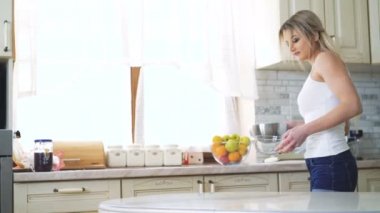 Mutlu kız 4 k mutfakta cihazlarda hazırlanıyor