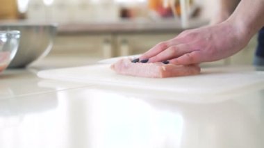 Kadının el 4 k'dan fazla et kesme yakın çekim