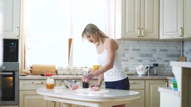 Genç Kız 4 k mutfak pişirme