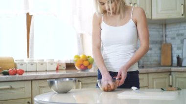 Genç sarışın mutfakta 4 k üzerinde et dekapaj