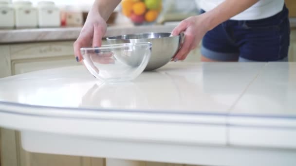 Chica joven preparando dispositivos en la cocina en 4K — Vídeos de Stock