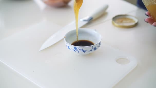 Verter miel en salsa de soja en 4K — Vídeo de stock