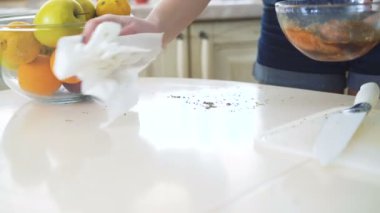 Tablo 4 k mutfakta silerek, bak