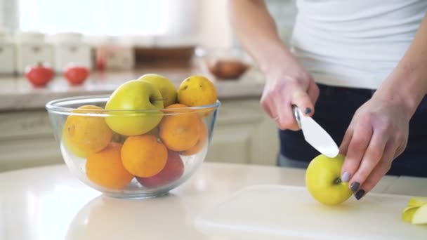 Gros plan de la pomme de coupe par une jeune fille en 4K — Video