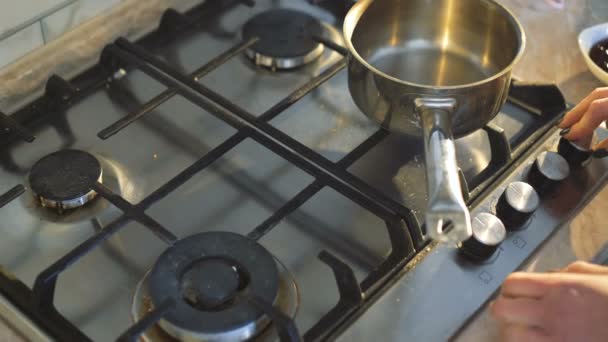 La fille qui fait bouillir la sauce sur la cuisinière à gaz en 4K — Video