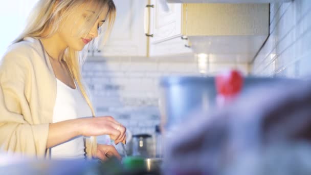 Menina bonita cozinhar no fogão a gás em 4K — Vídeo de Stock