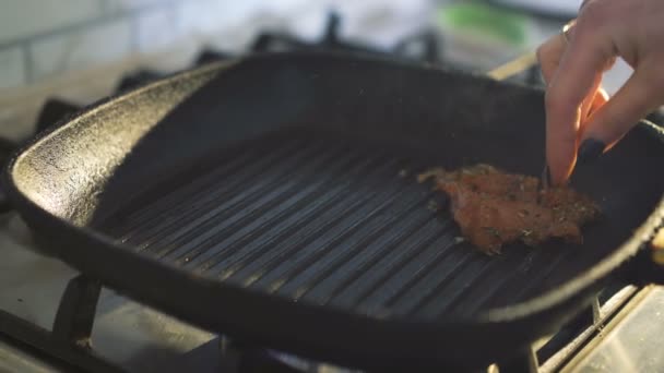 Close-up de fritar carne na grelha em 4K — Vídeo de Stock