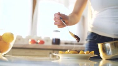 4k mutfakta güzel sarışın yapma yemek sunum