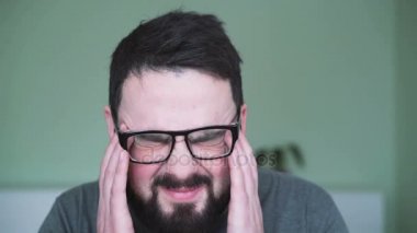 4 k bir baş ağrısı olan bir adam