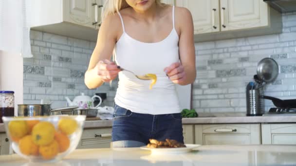 Mooie blonde maken schotel presentatie op de keuken in 4k — Stockvideo