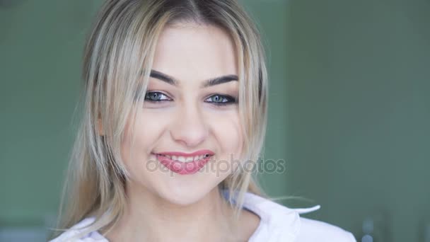 Menina bonita sorrindo para a câmera em 4K — Vídeo de Stock