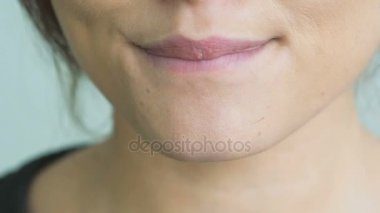 Aşırı yalama ve dudaklar bitting kadın kapatın. Yavaş yavaş