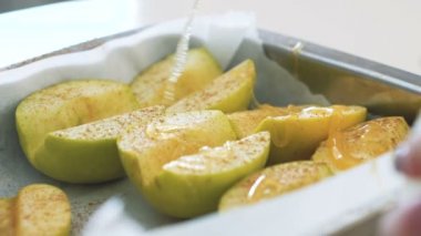 Şeker şurubu ile dökme Apple yakın çekim