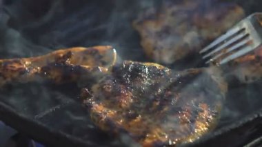 Kızartma ve et ızgara üzerinde dönüm yakın çekim