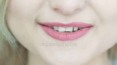 Hangi gülümseyen kırmızı dudakları yakın çekim