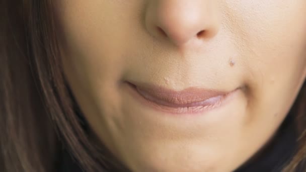 Extremo close-up de mulher lambendo e mordendo lábios. Devagar. — Vídeo de Stock