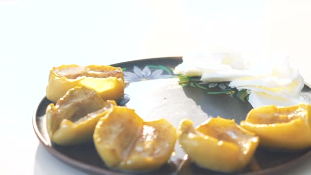 Vzhled, chuť pokrmu s pečenými jablky a sýrem — Stock video
