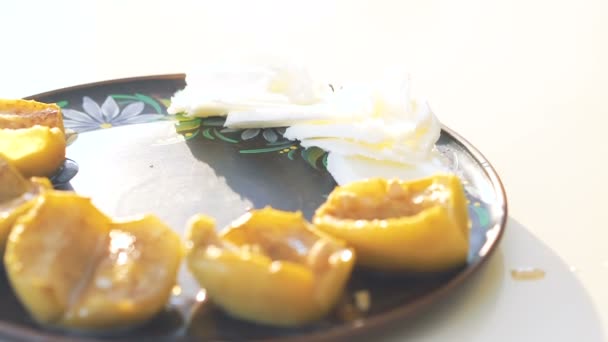 Размахивая орехами по тарелке — стоковое видео