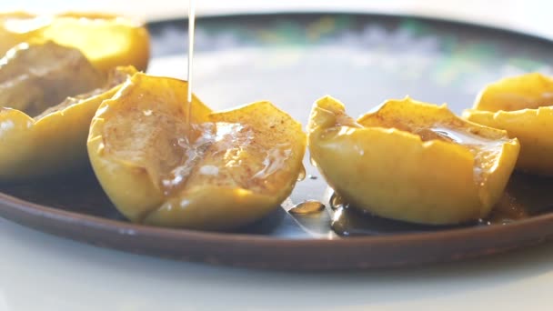 Chica vertiendo manzanas al horno en el plato — Vídeos de Stock